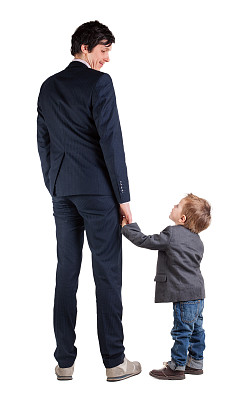 男人和小男孩握手图片下载