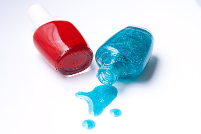 瓶子与明亮的指甲油隔离在白色图片下载