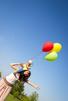 妈妈和儿子在玩气球图片下载