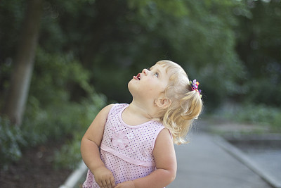 小女孩在秋千上玩得很开心图片下载