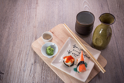 日本寿司和清酒套装图片下载