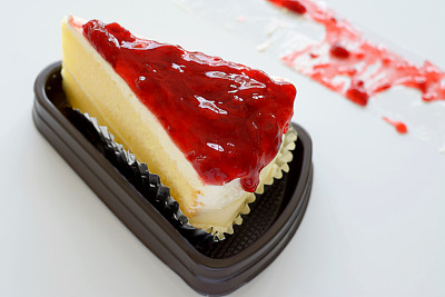 塑料托盘里的草莓蛋糕图片下载