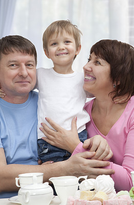 成熟的夫妇和孙子图片下载