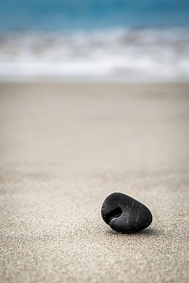 沙滩上的黑卵石图片下载