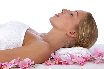 一个年轻的金发白种女人在水疗中心图片下载