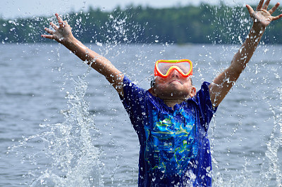 游泳男孩在夏天的阳光下玩得很开心图片下载