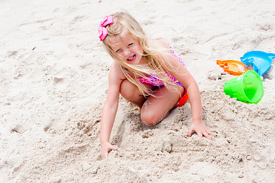 小女孩在沙滩上玩耍图片下载