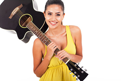 一个拿着吉他的漂亮女人图片下载