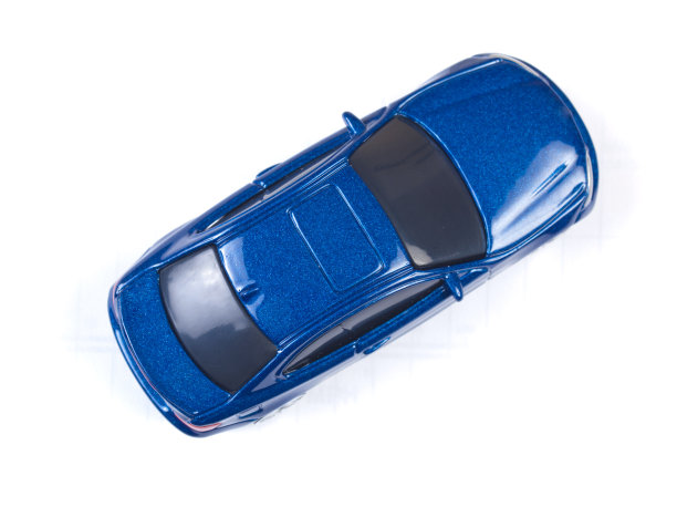 白色背景上的微型蓝色玩具车图片下载