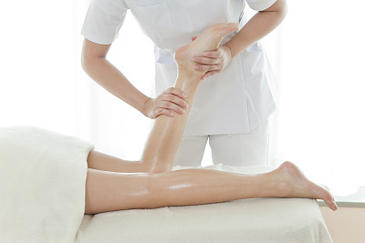 在美容院接受治疗的女人图片下载