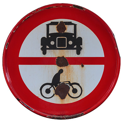 锈迹斑斑的老路牌上有老爷车和摩托车图片下载