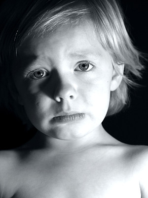 悲伤的孩子图片下载