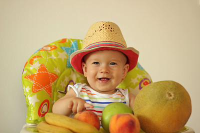 宝宝喜欢吃水果图片下载
