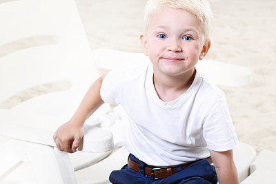 海滩上漂亮的小男孩图片下载