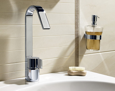 水龙头与液体肥皂和刷子图片下载