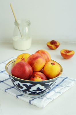 东方碗里成熟的油桃图片下载