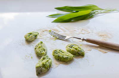 野蒜汤圆准备好了图片下载