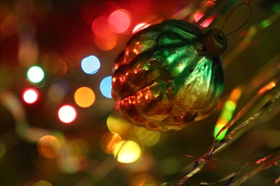 圣诞树上的圣诞玩具图片下载