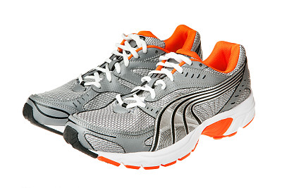 特写的运动鞋在白色的背景图片下载