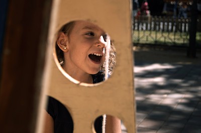 女孩在玩木头游戏图片下载