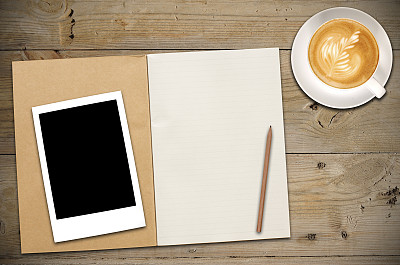 打开带有铅笔、照片和咖啡的复古素描簿或笔记本图片下载