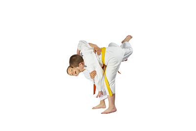 男孩们在白色背景下训练投掷物图片下载