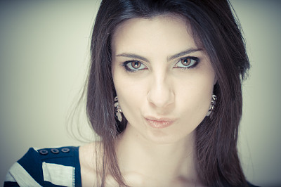 年轻女子特写肖像图片下载