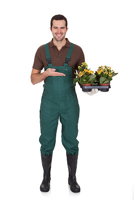 快乐的年轻园丁捧着鲜花图片下载