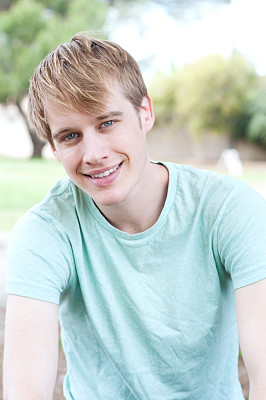 一个年轻男性的肖像图片下载