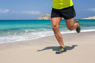 在沙滩上跑步。图片下载