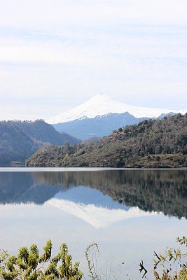 依山傍天的湖景图片下载