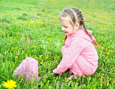 可爱的小女孩拿着蝴蝶网图片下载