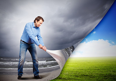 微笑的男子拉着灰色的照片，揭示多彩的风景图片下载