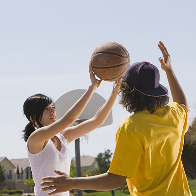 两个青少年打篮球图片下载
