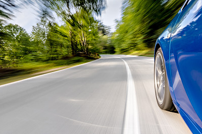 汽车在两条车道上行驶图片下载