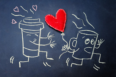在黑板上画着玩具心的咖啡杯图片下载