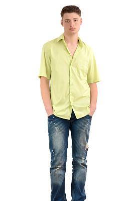 放松的男人站着，双手插在口袋里。图片下载