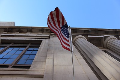 美国国旗悬挂在建筑物上图片下载