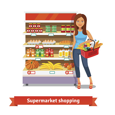 年轻女子站在超市货架旁图片下载