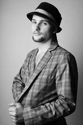 戴帽子的男人图片下载