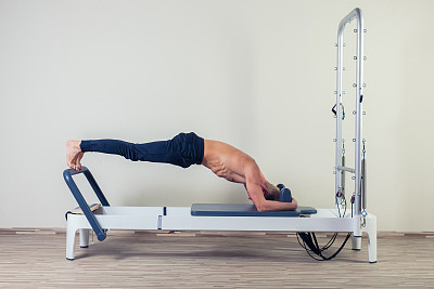 普拉提改革者在健身房室内锻炼图片下载