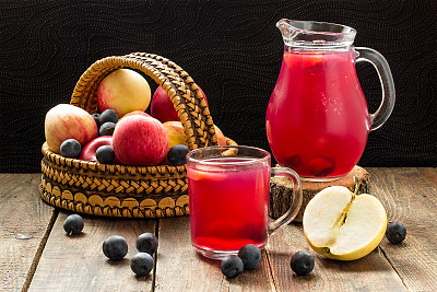 果盘，苹果和黑刺李木图片下载