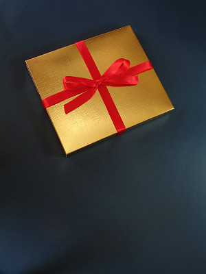 金色礼盒与红丝带- 2图片下载