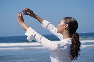 沙滩上的女人自画像图片下载