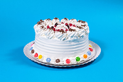 美味的奶油生日蛋糕，彩色糖果装饰图片下载