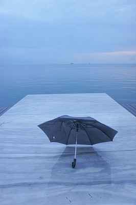 蓝色的伞图片下载