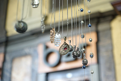 都灵街头市场上的珠宝图片下载