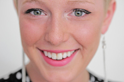 微笑和绿眼睛图片下载