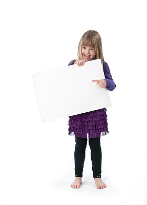 小女孩指着空白的白色标志图片下载