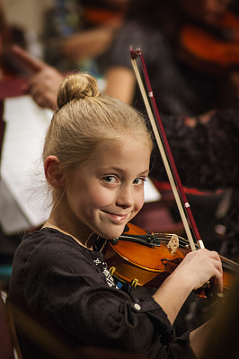 拉小提琴的女孩图片下载